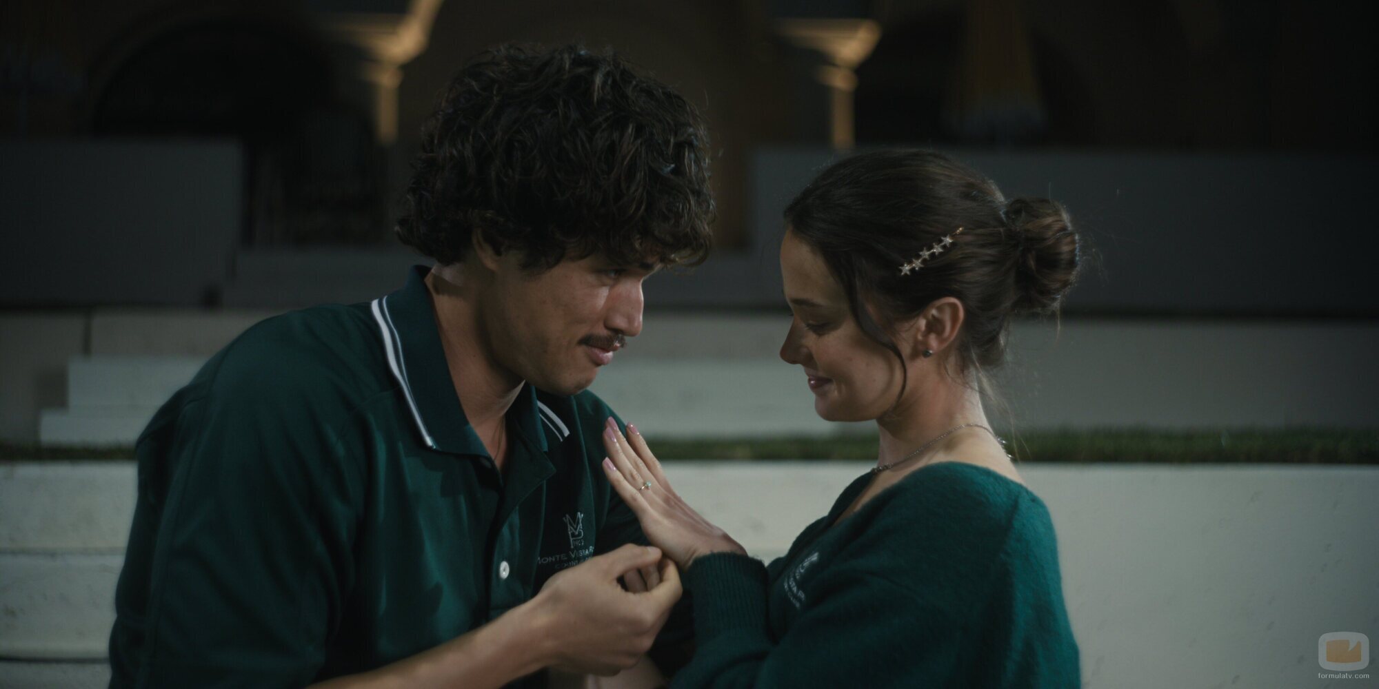 Charles Melton y Cailee Spaeny en Capítulo 1 titulado 'Todas las cosas que nunca tendremos' de 'Bronca'