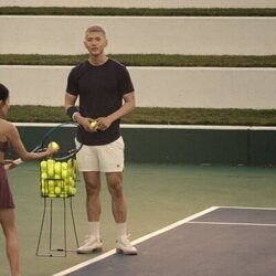 Mikaela Hoover y BM en el 2x01 de 'BEEF'