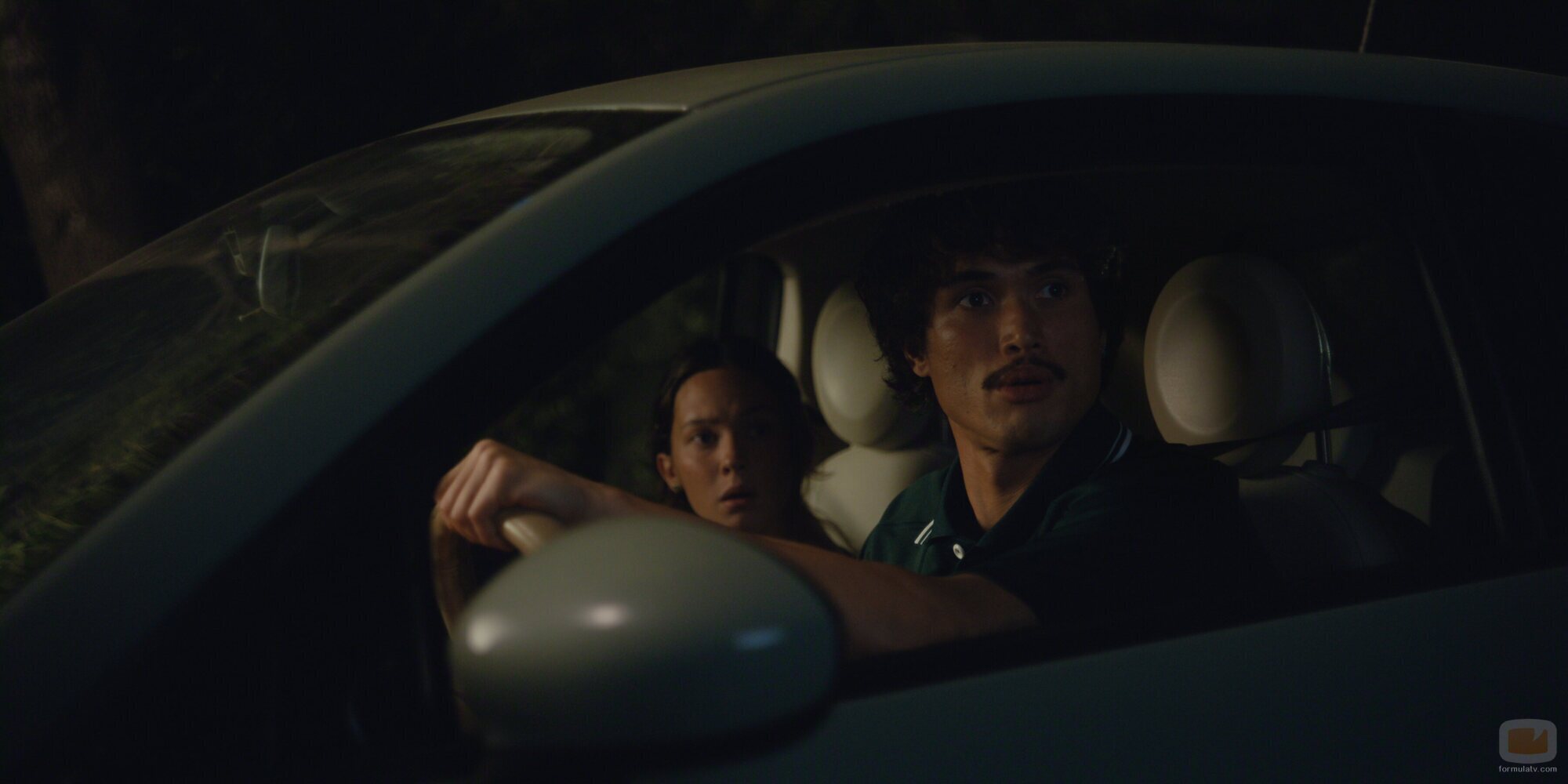 Charles Melton y Cailee Spaeny en la temporada 2 y el capítulo 01 de 'Bronca'