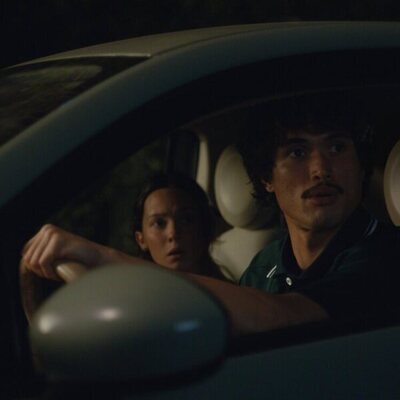 Charles Melton y Cailee Spaeny en la temporada 2 y el capítulo 01 de 'Bronca'