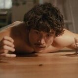 Charles Melton en 2x01 'Todas las cosas que nunca tendremos' de 'Bronca'