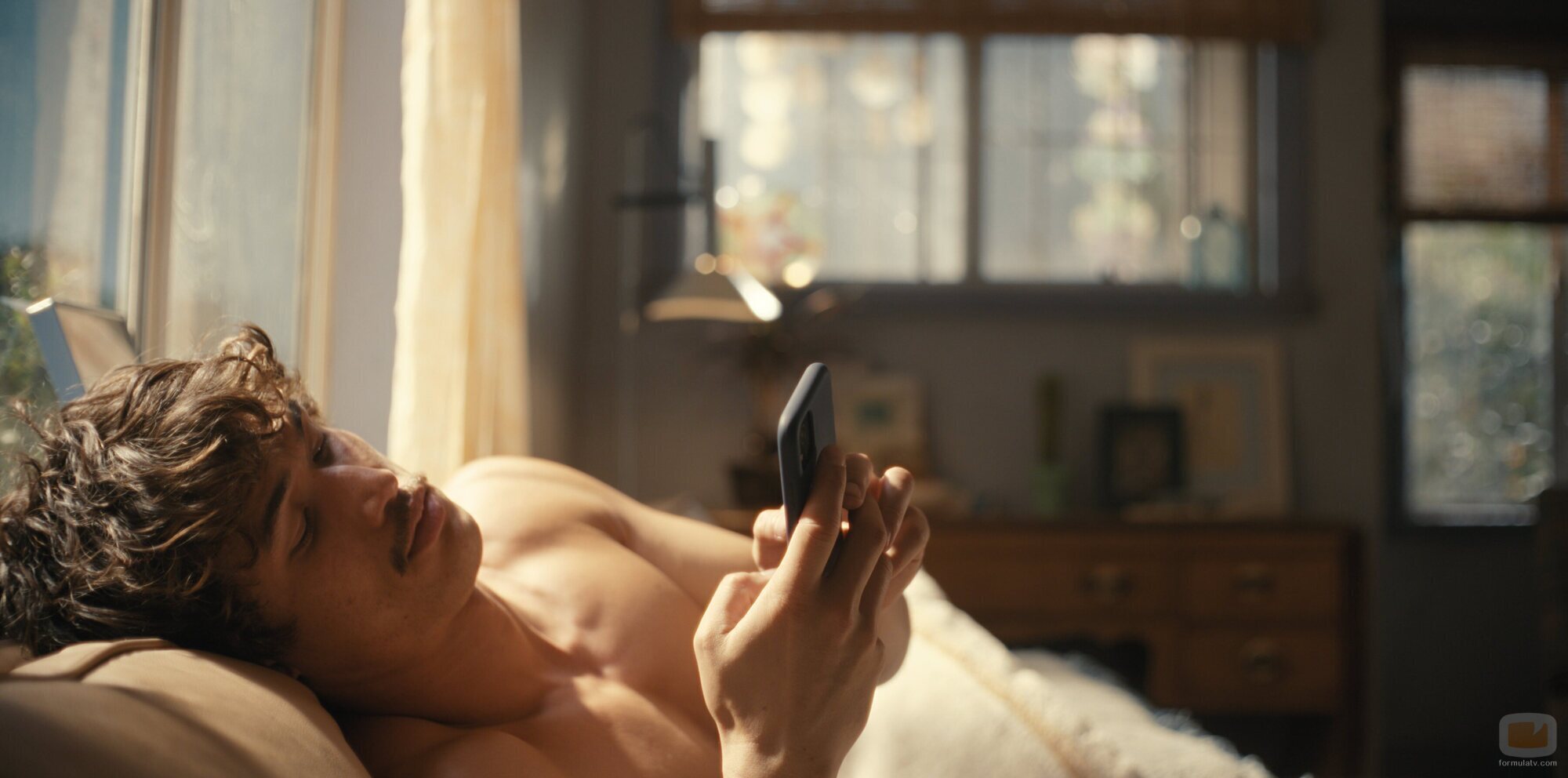 Charles Melton en 'Todas las cosas que nunca tendremos' de 'Bronca'