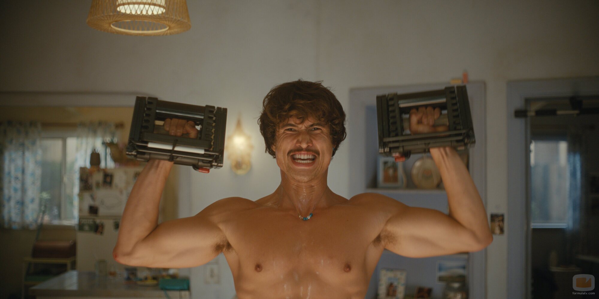 Charles Melton en el 2x02 de 'Bronca'