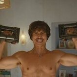 Charles Melton en el 2x02 de 'Bronca'