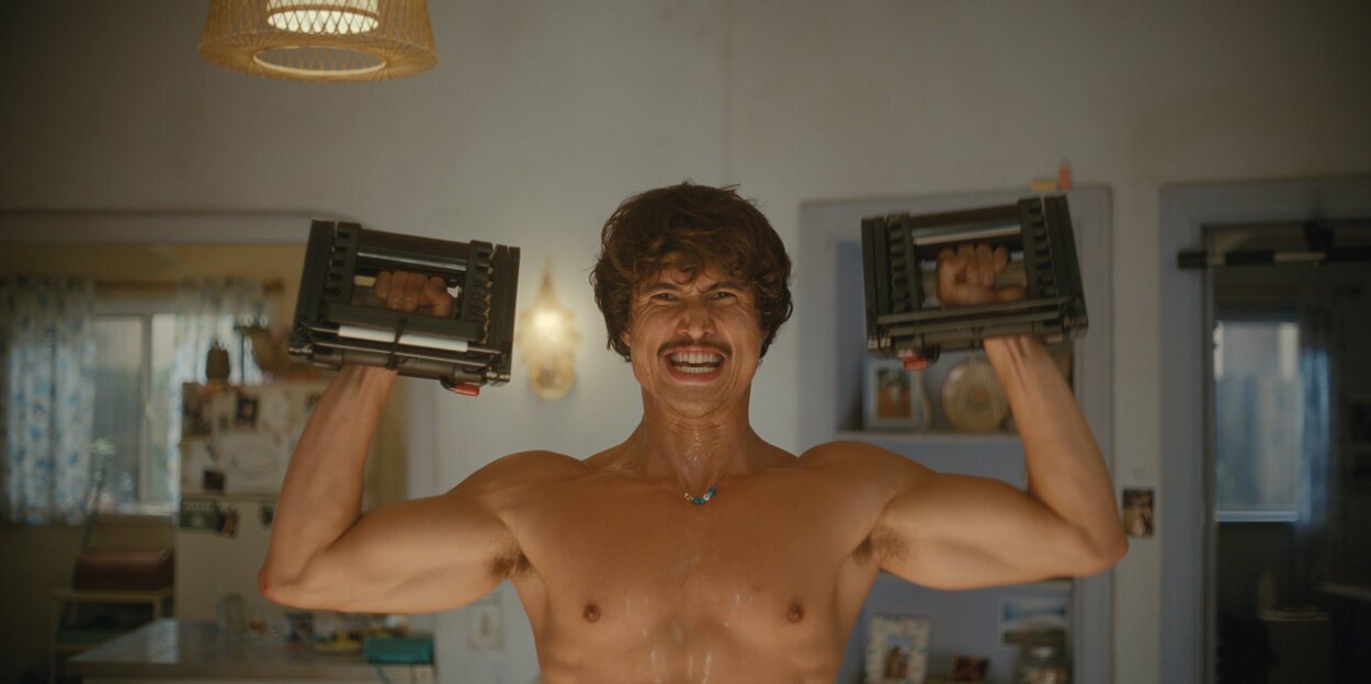 Charles Melton en el 2x02 de 'Bronca'