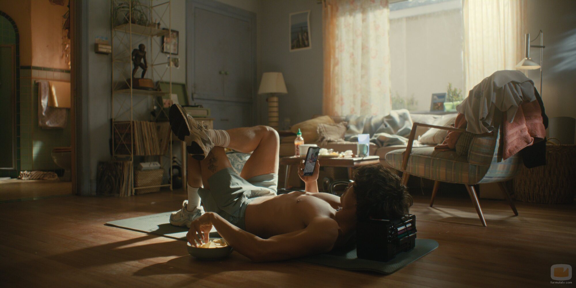 Charles Melton en Capítulo 2 titulado 'Un nuevo punto de partida para desear más' de 'Bronca'