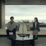 Charles Melton y Seoyeon Jang en el 2x02 de 'Bronca'