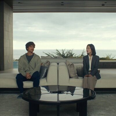 Charles Melton y Seoyeon Jang en el 2x02 de 'Bronca'