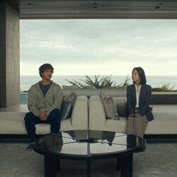 Charles Melton y Seoyeon Jang en el 2x02 de 'Bronca'