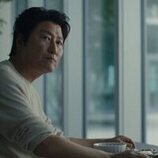 Song Kang-ho en 2x03 titulado 'La creciente fragilidad de toda certeza sobre el futuro' de 'Bronca'
