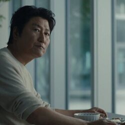 Song Kang-ho en 2x03 titulado 'La creciente fragilidad de toda certeza sobre el futuro' de 'Bronca'