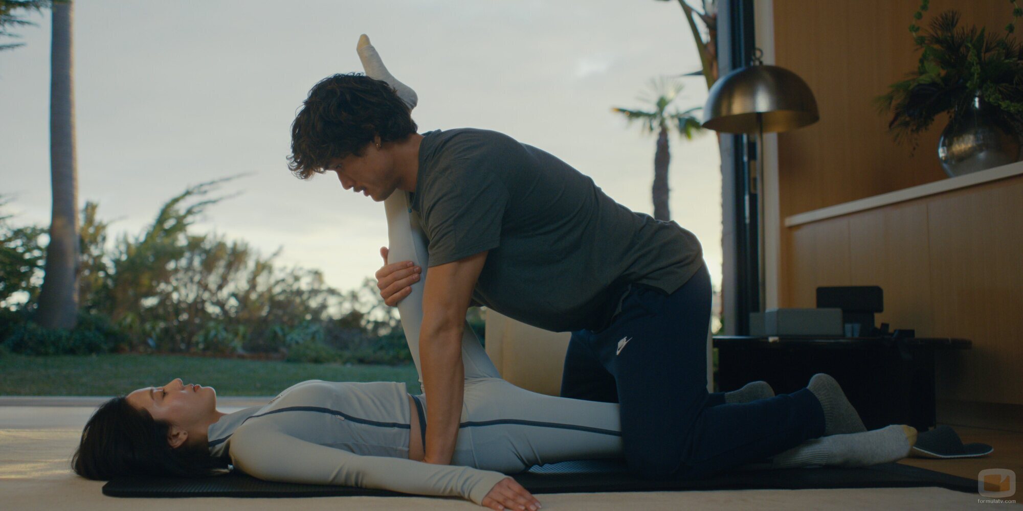 Charles Melton y Seoyeon Jang en 2x03 'La creciente fragilidad de toda certeza sobre el futuro' de 'Bronca'