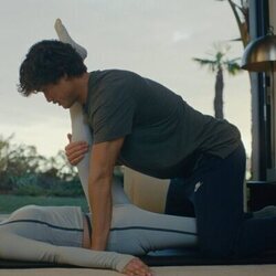 Charles Melton y Seoyeon Jang en 2x03 'La creciente fragilidad de toda certeza sobre el futuro' de 'Bronca'