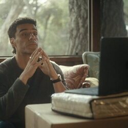 Oscar Isaac en 'La creciente fragilidad de toda certeza sobre el futuro' de 'Bronca'