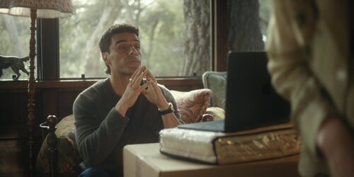 Oscar Isaac en 'La creciente fragilidad de toda certeza sobre el futuro' de 'Bronca'