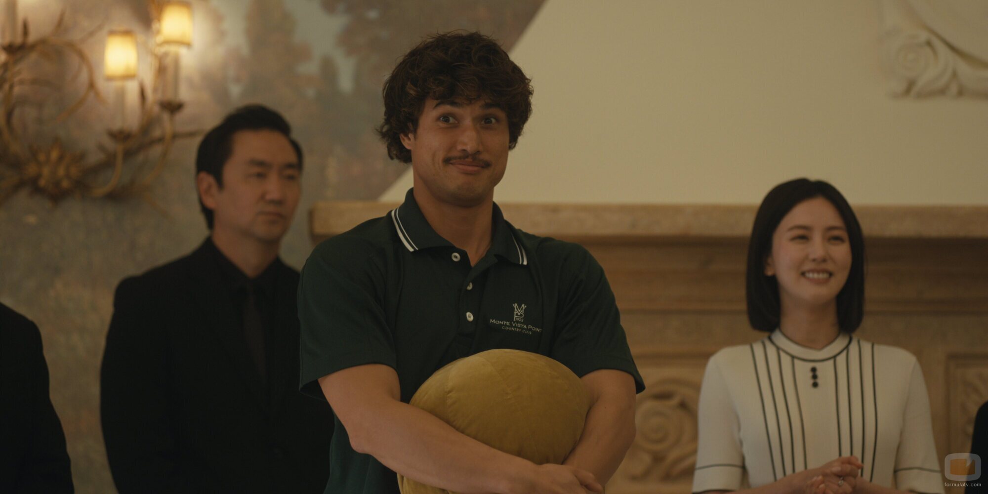 Charles Melton y Seoyeon Jang en Capítulo 3 titulado 'La creciente fragilidad de toda certeza sobre el futuro' de 'Bronca'