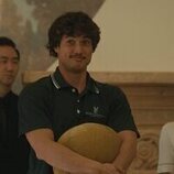 Charles Melton y Seoyeon Jang en Capítulo 3 titulado 'La creciente fragilidad de toda certeza sobre el futuro' de 'Bronca'