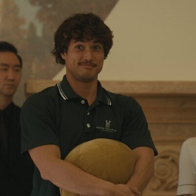 Charles Melton y Seoyeon Jang en Capítulo 3 titulado 'La creciente fragilidad de toda certeza sobre el futuro' de 'Bronca'