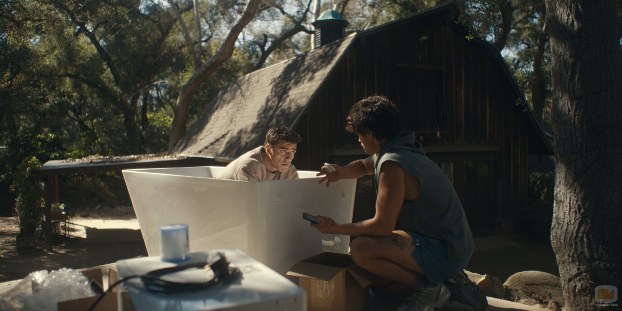 Charles Melton y Oscar Isaac en el 2x06 de 'Bronca'