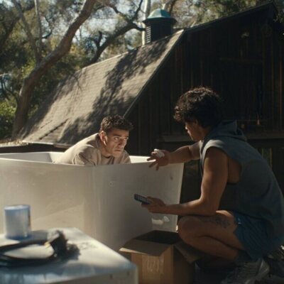 Charles Melton y Oscar Isaac en el 2x06 de 'Bronca'