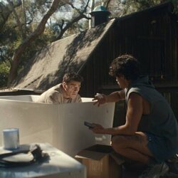 Charles Melton y Oscar Isaac en el 2x06 de 'Bronca'