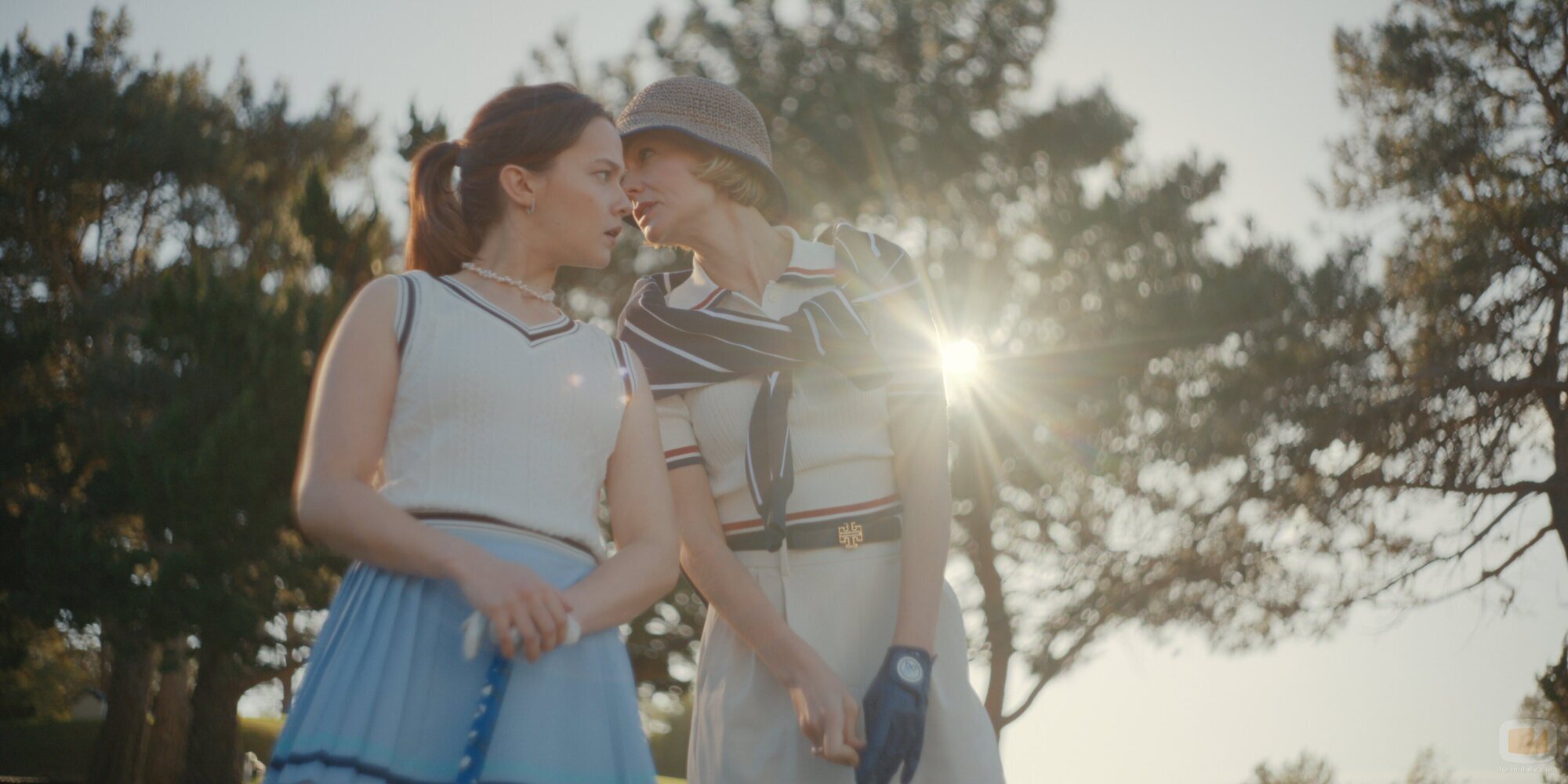 Cailee Spaeny y Carey Mulligan en 'Aquellas colinas azules del recuerdo' de 'Beef'