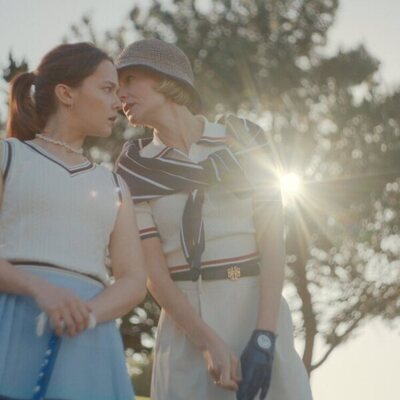 Cailee Spaeny y Carey Mulligan en 'Aquellas colinas azules del recuerdo' de 'Beef'