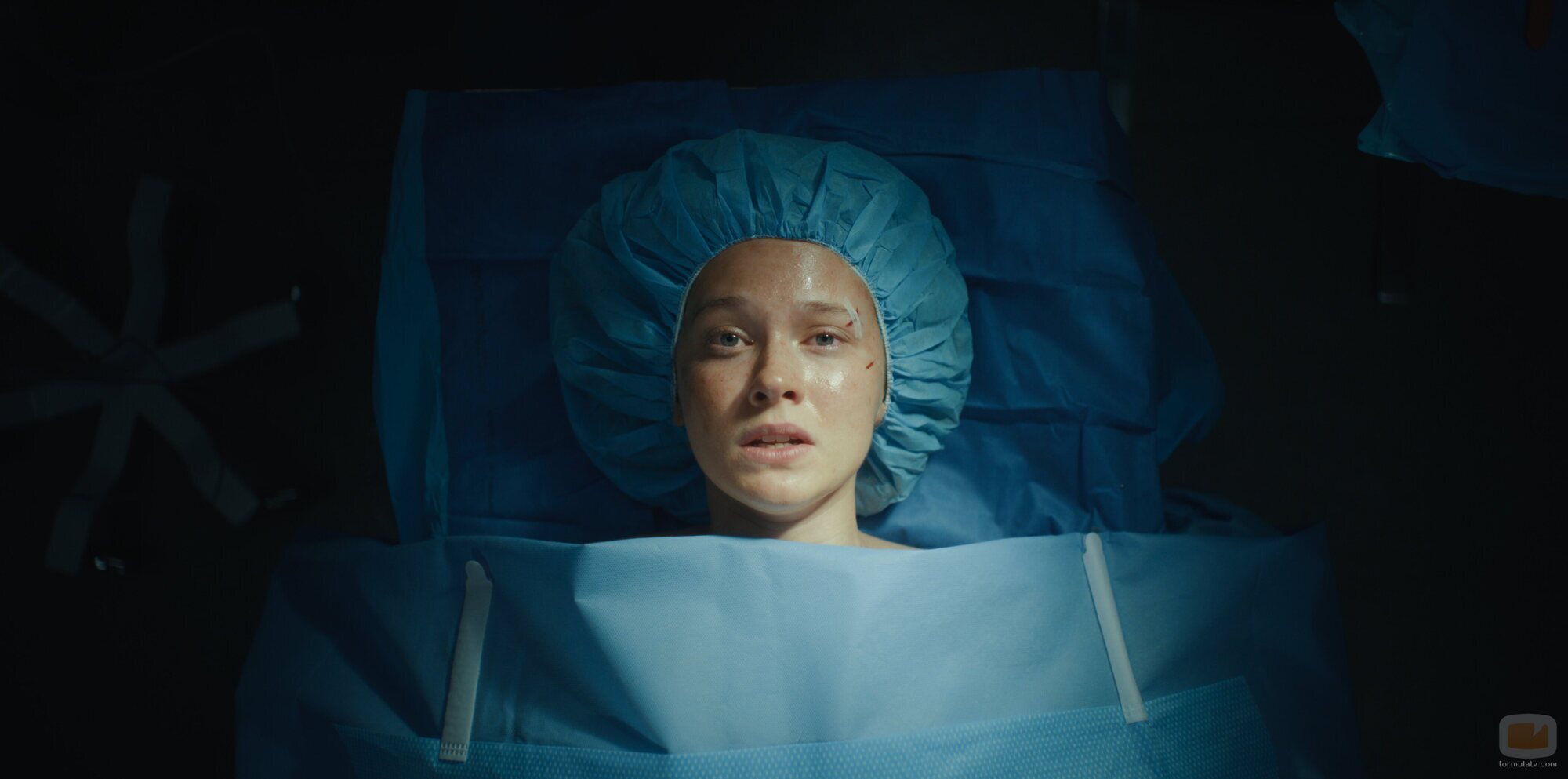 Cailee Spaeny en 2x04 titulado 'Oh, el consuelo, el inexpresable consuelo' de 'Bronca'