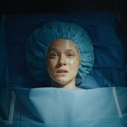 Cailee Spaeny en 2x04 titulado 'Oh, el consuelo, el inexpresable consuelo' de 'Bronca'