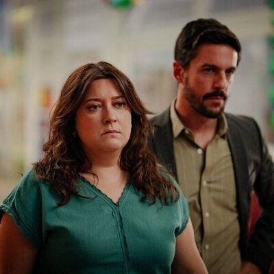 Alejo Sauras y Mariona Terés en Capítulo 1 titulado 'Una nueva Esperanza' de 'Barrio Esperanza'