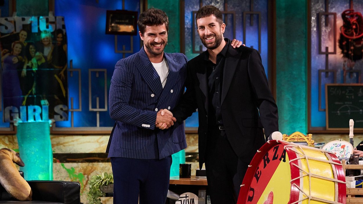 Maxi Iglesias y David Broncano en 'La Revuelta'