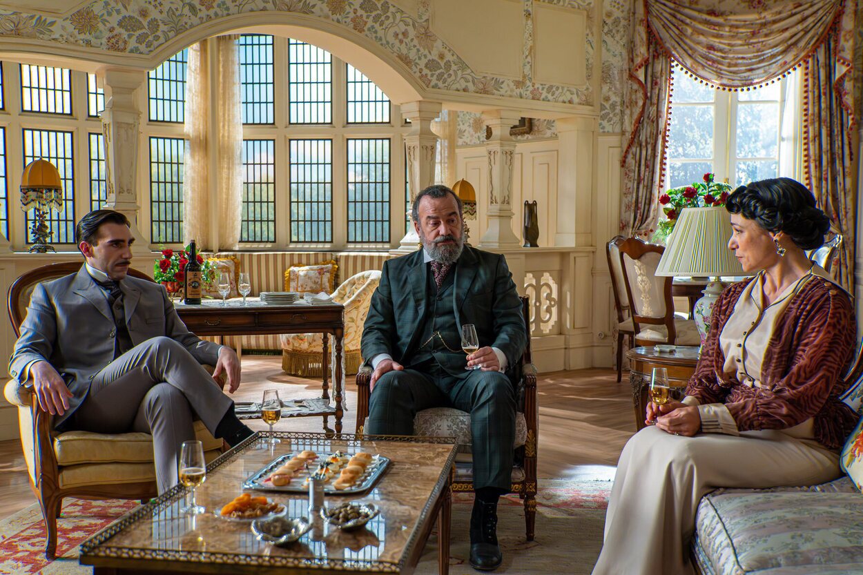 Eva Martín y Guillermo Serrano en la temporada 7 y el capítulo 82 de 'La promesa'