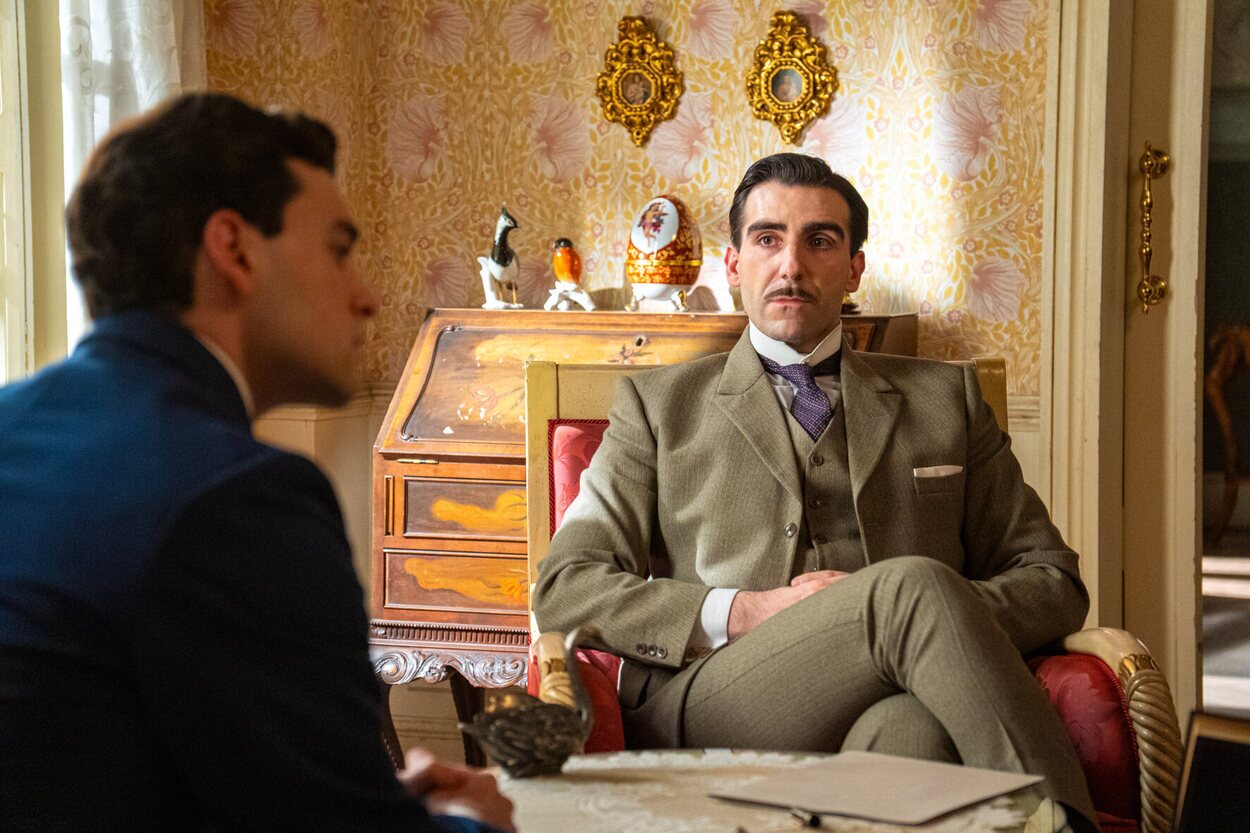 Guillermo Serrano y Xavi Lock en una escena de 'La promesa'