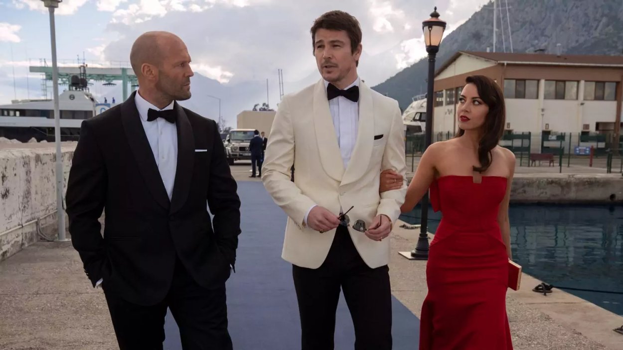 Jason Statham, Josh Harnett y Aubrey Plaza en "Operación Fortune: El gran engaño"