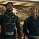 Antony Starr y Jensen Ackles en 5x01 titulado 'Cuarenta centímetros de pura dinamita' de 'The Boys'