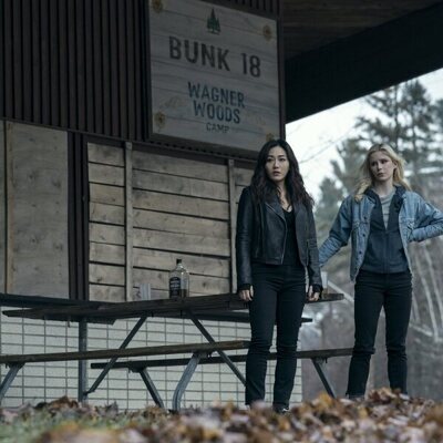 Erin Moriarty y Karen Fukuhara en el 5x01 de 'The Boys'