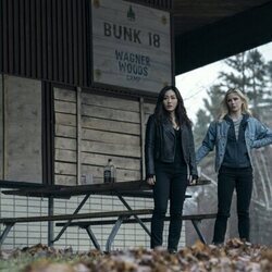 Erin Moriarty y Karen Fukuhara en el 5x01 de 'The Boys'