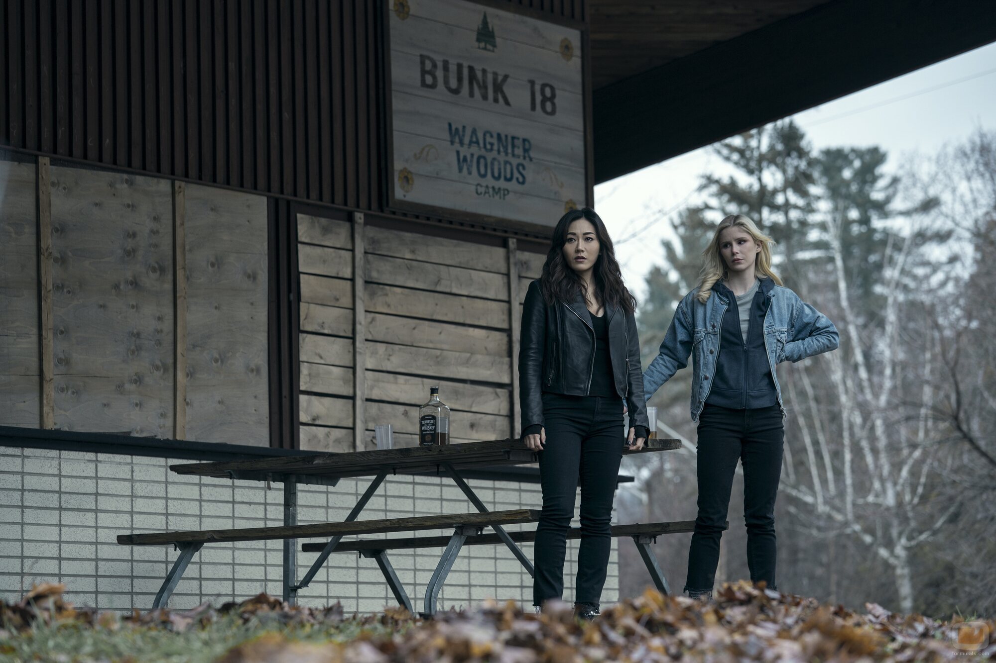 Erin Moriarty y Karen Fukuhara en el 5x01 de 'The Boys'