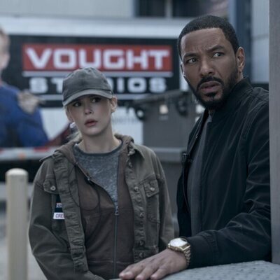 Laz Alonso y Erin Moriarty en 5x01 titulado 'Cuarenta centímetros de pura dinamita' de 'The Boys'