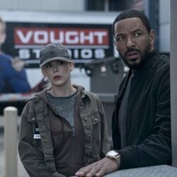 Laz Alonso y Erin Moriarty en 5x01 titulado 'Cuarenta centímetros de pura dinamita' de 'The Boys'