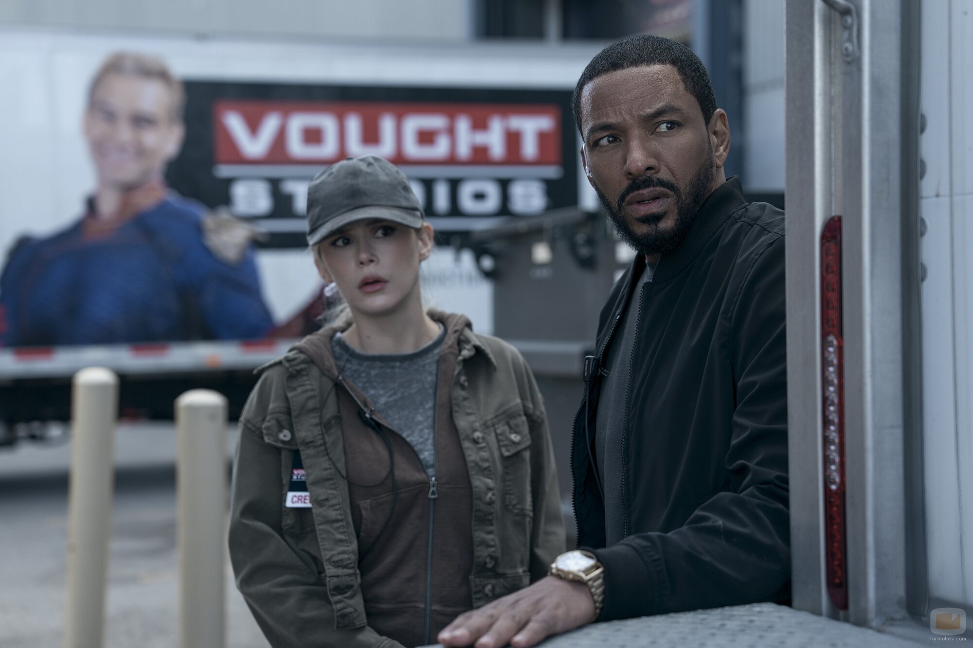 Laz Alonso y Erin Moriarty en 5x01 titulado 'Cuarenta centímetros de pura dinamita' de 'The Boys'