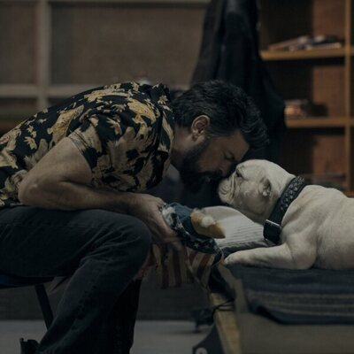 Karl Urban en 5x01 'Cuarenta centímetros de pura dinamita' de 'The Boys'