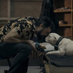 Karl Urban en 5x01 'Cuarenta centímetros de pura dinamita' de 'The Boys'