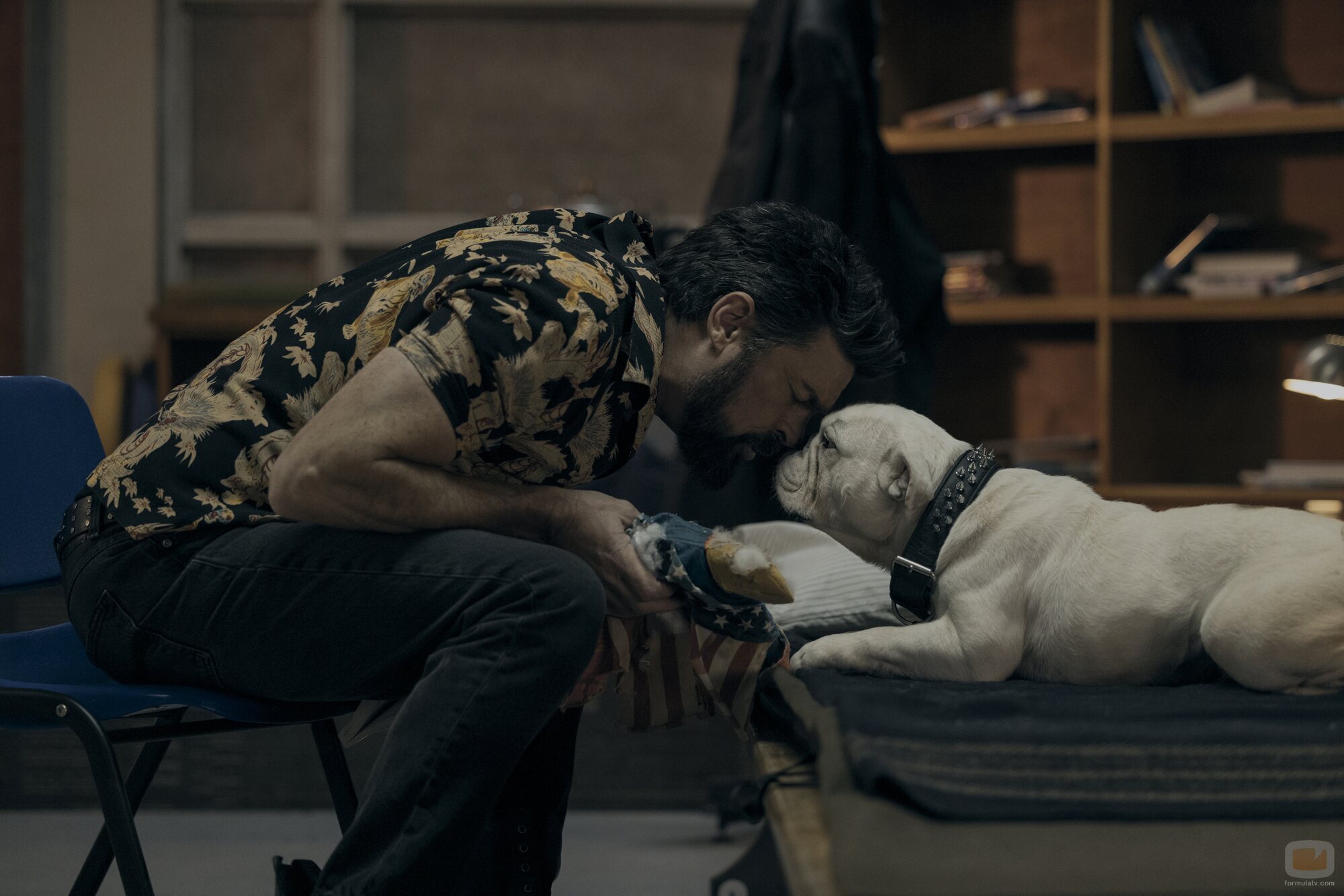 Karl Urban en 5x01 'Cuarenta centímetros de pura dinamita' de 'The Boys'