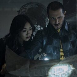 Karen Fukuhara y Tomer Capone en Capítulo 1 titulado 'Cuarenta centímetros de pura dinamita' de 'The Boys'