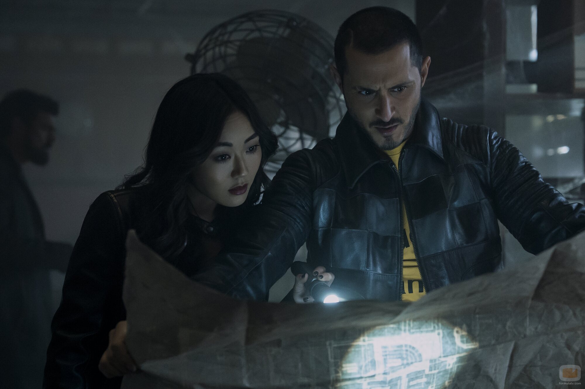 Karen Fukuhara y Tomer Capone en Capítulo 1 titulado 'Cuarenta centímetros de pura dinamita' de 'The Boys'
