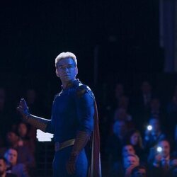 Antony Starr en Capítulo 1 titulado 'Cuarenta centímetros de pura dinamita' de 'The Boys'