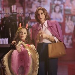 Celia Morán y Malena Alterio en 1x06 'Lelly Kelly y Dolly Melony en la fiesta de las pollas' de 'Cochinas'