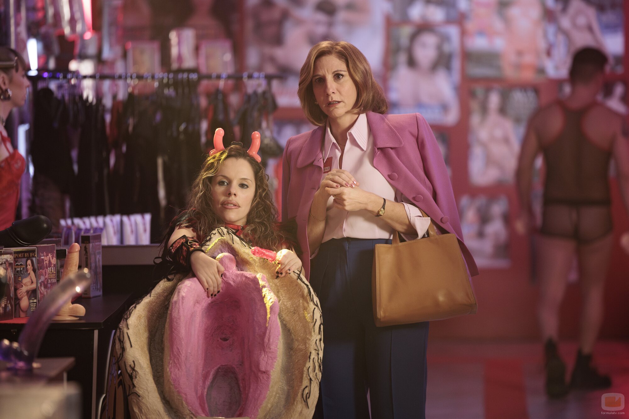 Celia Morán y Malena Alterio en 1x06 'Lelly Kelly y Dolly Melony en la fiesta de las pollas' de 'Cochinas'