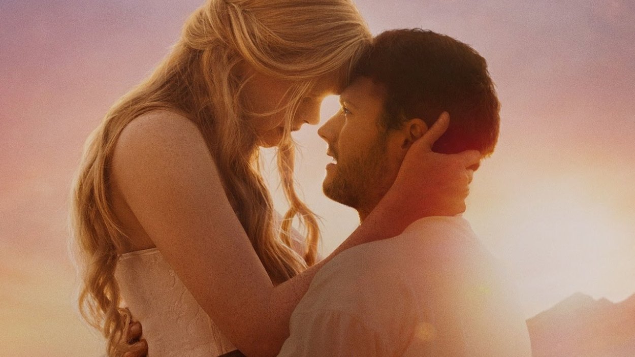 Abigail Cowen y Tom Lewis en la película "Amor redentor"